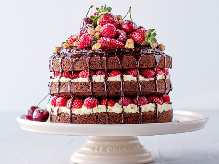 Ciasto z ciemną czekoladą, ganaszem i czerwonymi owocami