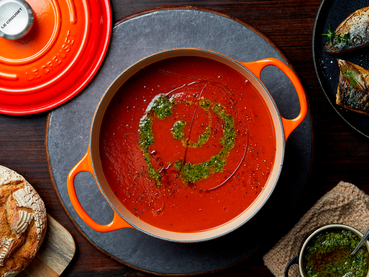 Zupa z pieczonych pomidorów z dodatkiem pesto bazyliowego i smażonej makreli